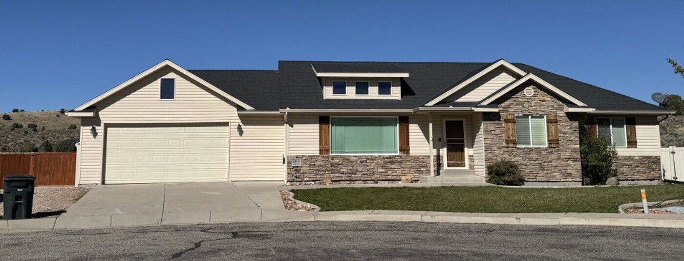 5240 Woodland Pointe Cir in Enoch, UT - Building Photo