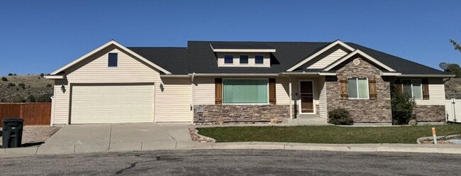 property at 5240 Woodland Pointe Cir