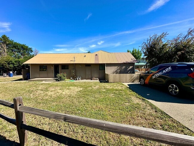 1204 N Brooklane St in Ellensburg, WA - Building Photo - Building Photo