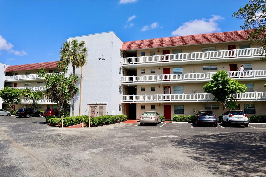 3776 Inverrary Blvd in Lauderhill, FL - Building Photo