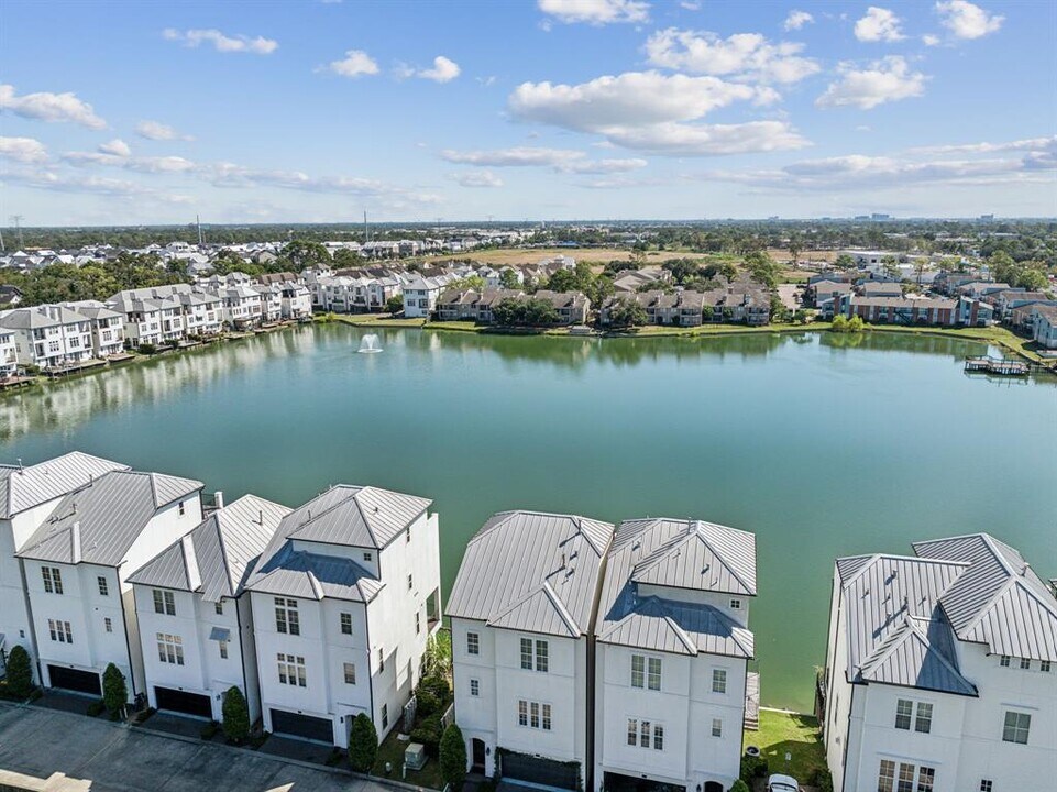 2122 Lakeshore Edge Dr in Houston, TX - Building Photo
