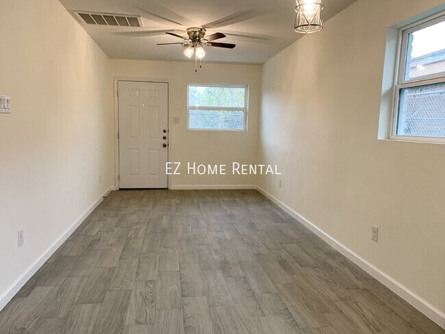 5044 Mallow St-Unit -B in Houston, TX - Foto de edificio - Building Photo