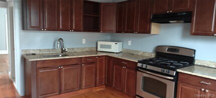 104 Winnikee Ave in Poughkeepsie, NY - Building Photo - Building Photo