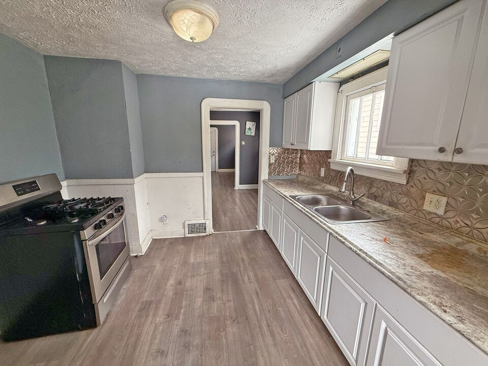 1043 Oxford Rd in Cleveland Heights, OH - Building Photo