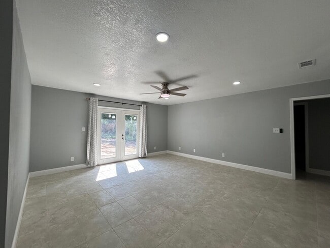 7923 Oak Forest Dr in Pensacola, FL - Foto de edificio - Building Photo
