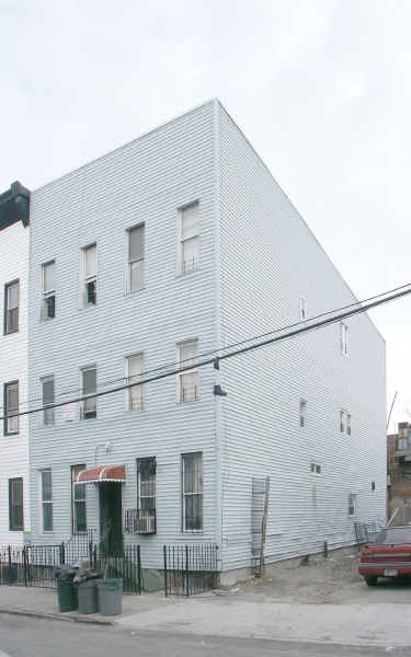 18 Dodworth St in Brooklyn, NY - Building Photo