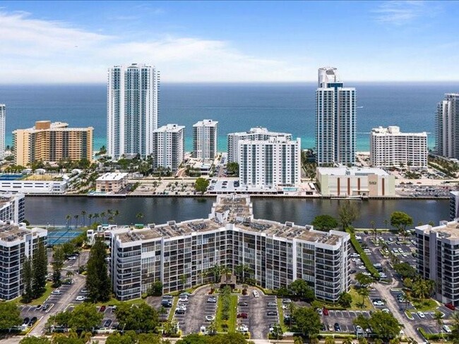 800 Parkview Dr in Hallandale Beach, FL - Building Photo - Building Photo