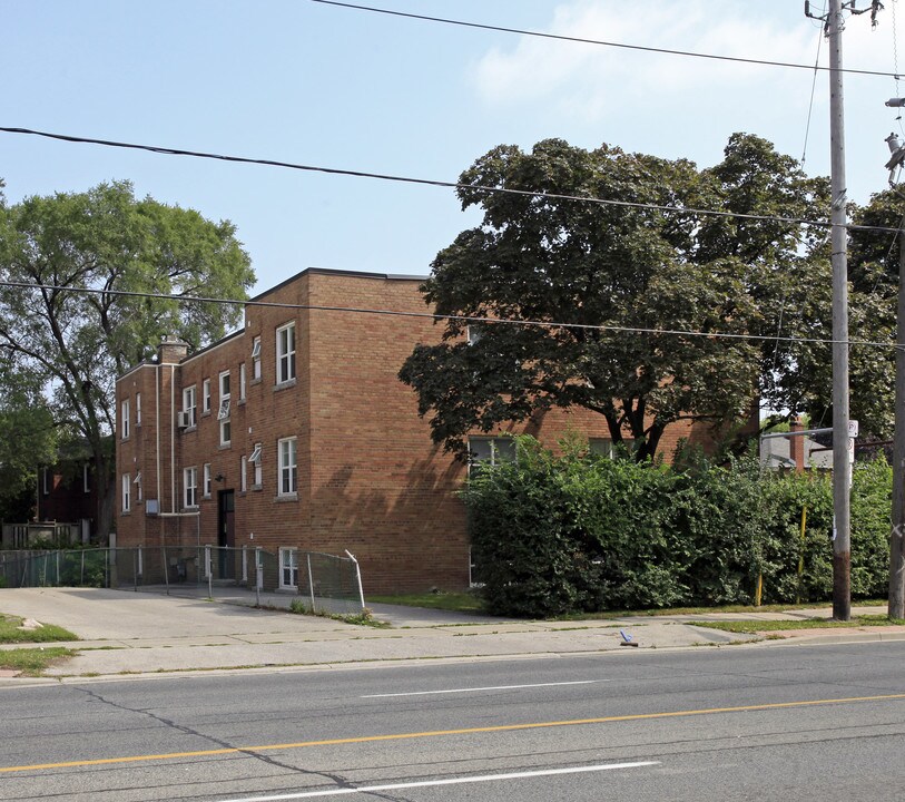 1085 Raeburn Ave in Toronto, ON - Building Photo