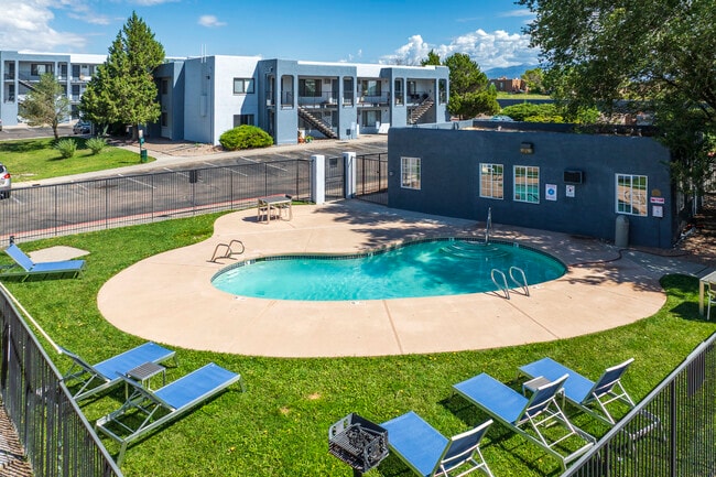 Vista Alegre Apartments in Santa Fe, NM - Foto de edificio - Building Photo