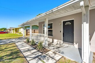 2410 Apache Dr, Unit 4 in Melbourne, FL - Building Photo - Building Photo