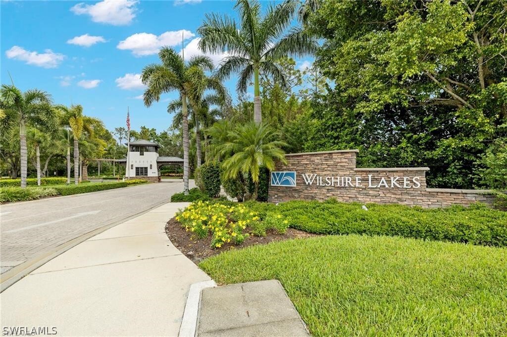 3745 Fieldstone Blvd in Naples, FL - Foto de edificio