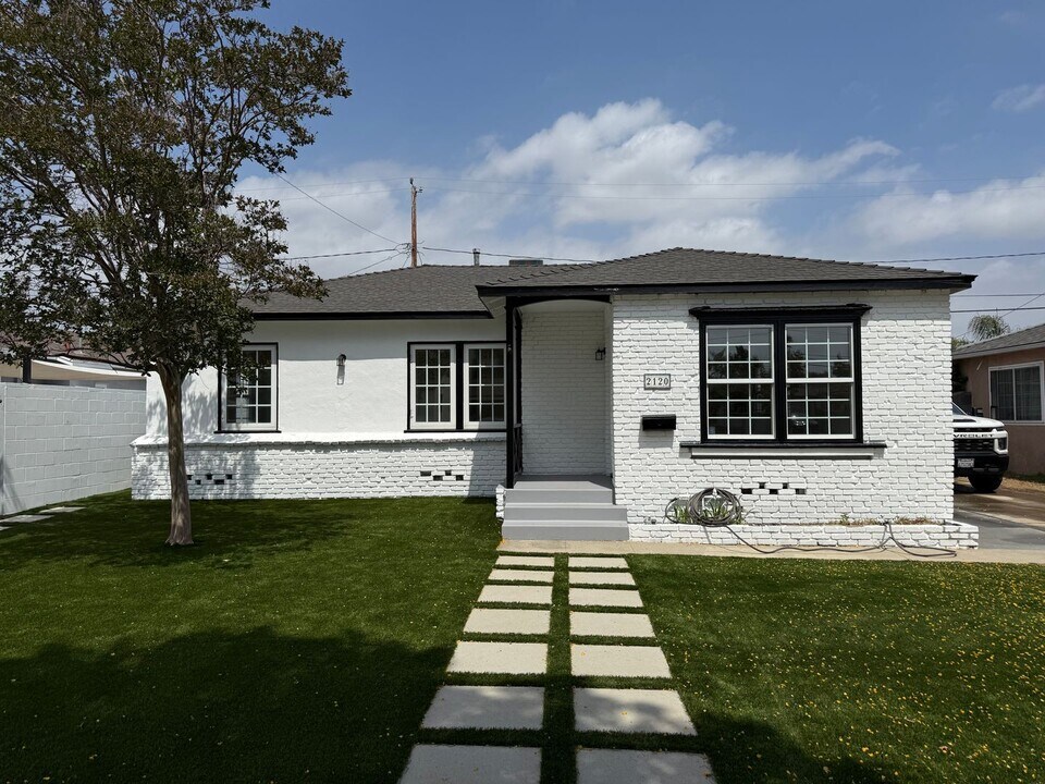 2120 N Dymond St in Burbank, CA - Building Photo