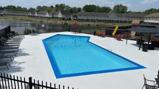 Country Lake Townhomes in Indianapolis, IN - Foto de edificio - Building Photo