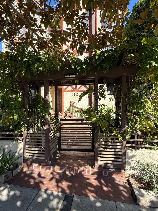 1247 10th St in Santa Monica, CA - Building Photo - Building Photo