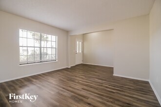 2416 Lackland Dr in Deltona, FL - Foto de edificio - Building Photo