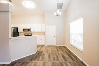 1434 Lakehurst Way in Brandon, FL - Foto de edificio - Building Photo