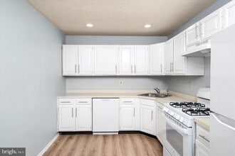 110 Versailles Ct in Hamilton Township, NJ - Building Photo - Building Photo