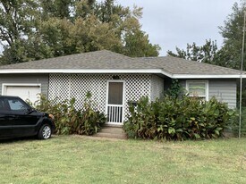 1714 E Oak Ave in Enid, OK - Building Photo