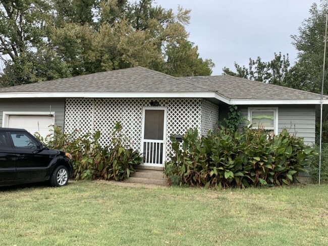 property at 1714 E Oak Ave