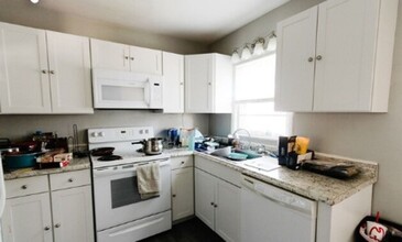 921 W Neely Ave in Muncie, IN - Foto de edificio - Building Photo