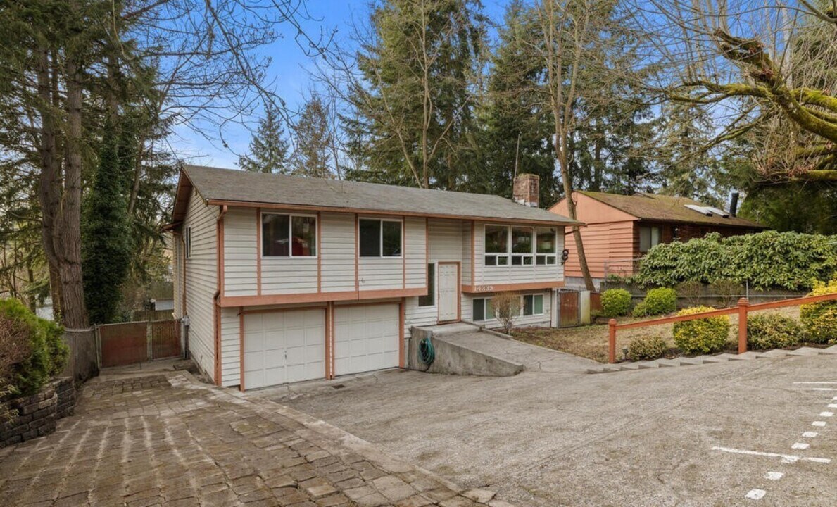 14339 22nd Ave NE in Seattle, WA - Building Photo