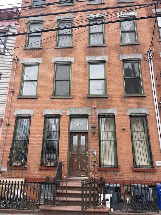 165 Christopher Columbus Dr in Jersey City, NJ - Building Photo