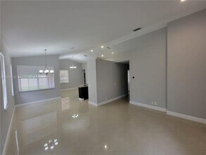 928 Falling Water Rd in Weston, FL - Building Photo - Building Photo