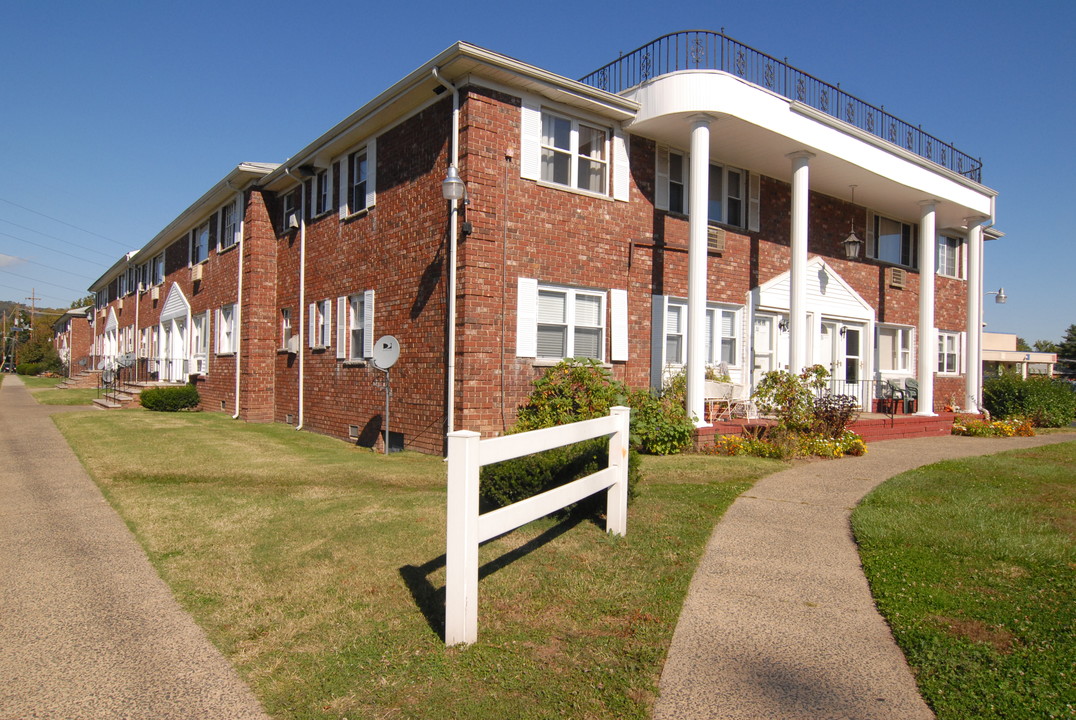 Park Brook Gardens in Middlesex, NJ - Building Photo