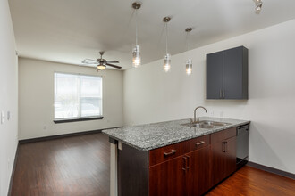 SEVEN TWELVE LOFTS in Denton, TX - Foto de edificio - Interior Photo