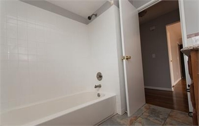 5025 Shattuc Ave in Cincinnati, OH - Foto de edificio - Building Photo