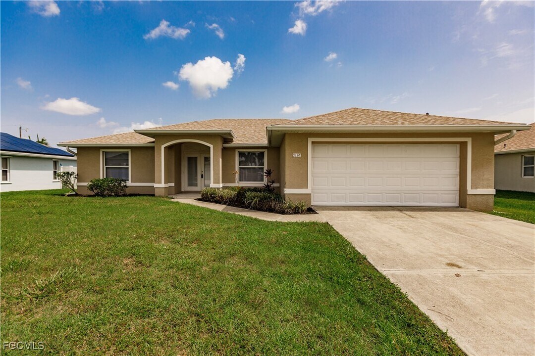 2107 SW 30th Terrace in Cape Coral, FL - Foto de edificio