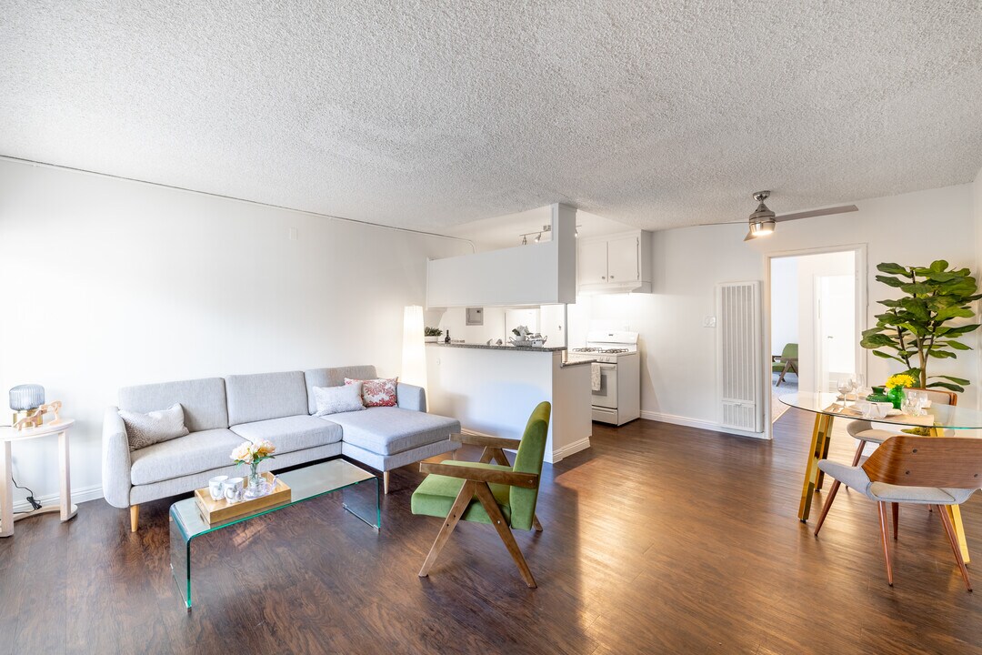 Carson Oakwood Apartments in Sherman Oaks, CA - Building Photo