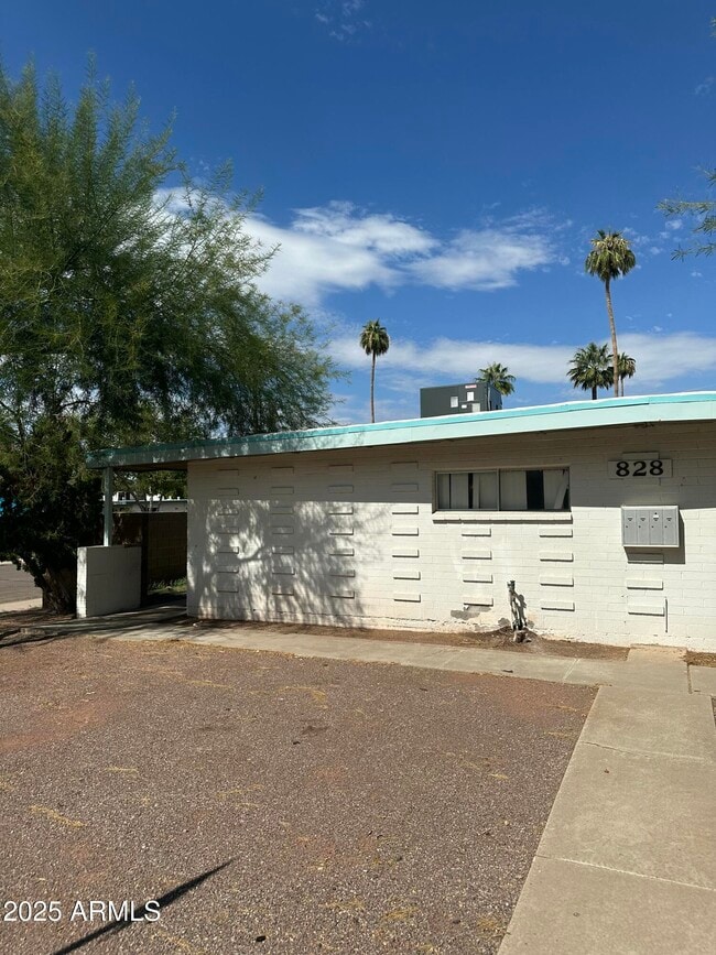 property at 828 W 2nd St