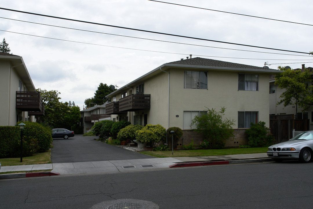 683 Roble Ave in Menlo Park, CA - Building Photo