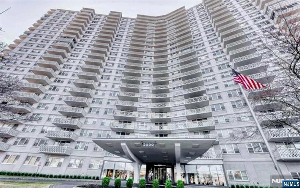 2000 Linwood Ave in Fort Lee, NJ - Building Photo