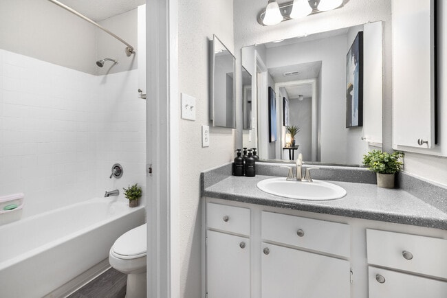 Solace Apartment Homes in Houston, TX - Foto de edificio - Building Photo