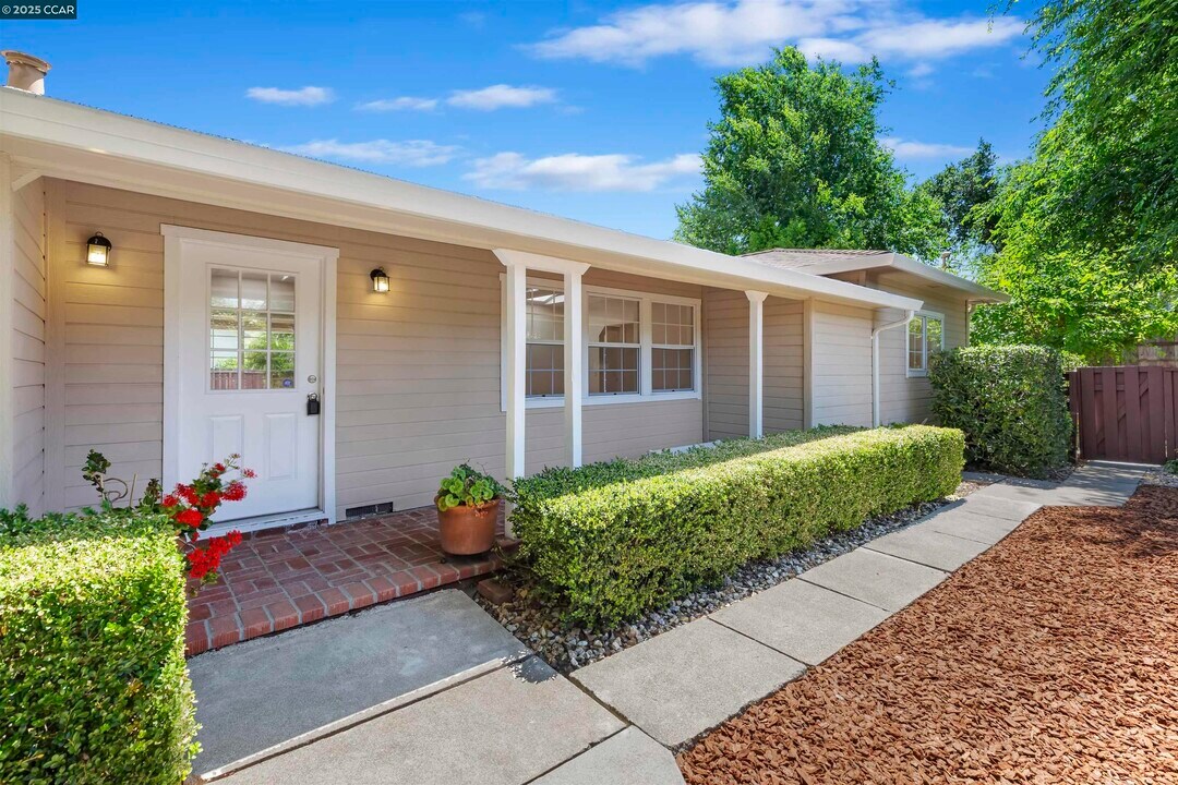 828 Bancroft Rd in Walnut Creek, CA - Building Photo