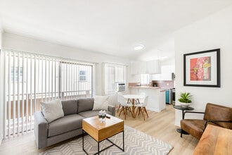 210 S Arnaz Dr in Beverly Hills, CA - Foto de edificio - Building Photo