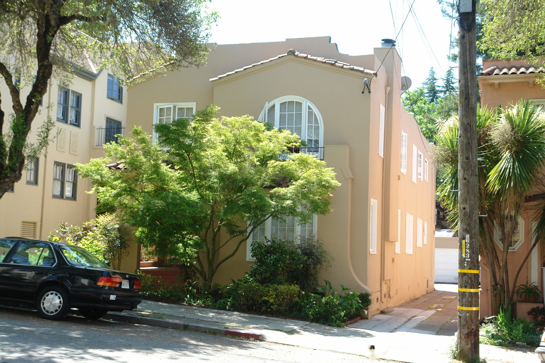 2440 Hilgard Ave in Berkeley, CA - Foto de edificio