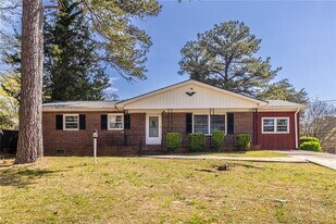 2058 Green Forrest Dr in Decatur, GA - Building Photo