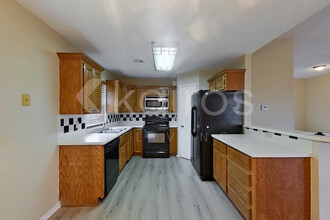 317 E Twelve oaks Terrace in Mustang, OK - Building Photo - Building Photo