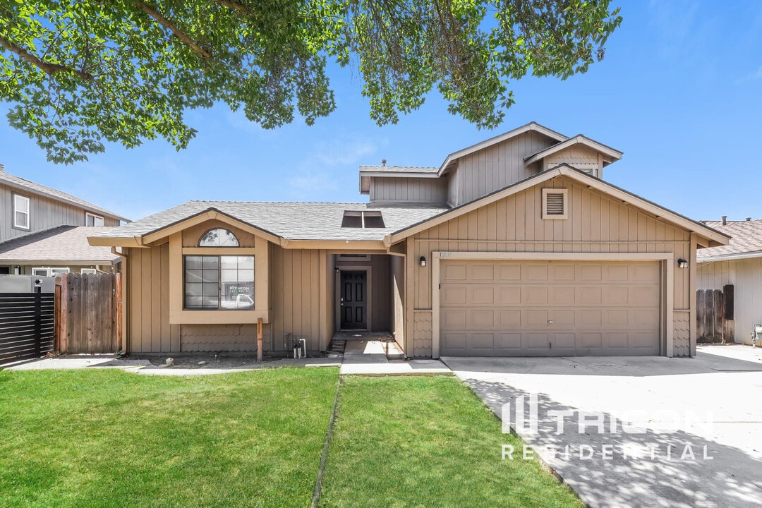 1208 Cape Cod Dr in Modesto, CA - Building Photo
