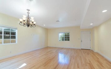 2018 Hillcrest Dr, Unit 1 in Los Angeles, CA - Building Photo - Building Photo