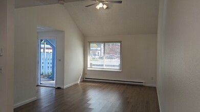 4300 Sunset Blvd in Renton, WA - Building Photo - Building Photo