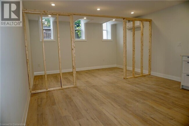 588 Barton St E in Hamilton, ON - Building Photo - Building Photo