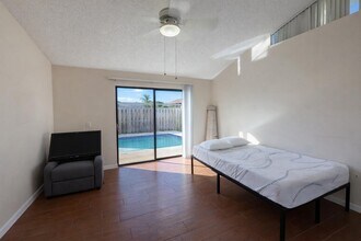 4377 Woodstock Dr in West Palm Beach, FL - Building Photo - Building Photo