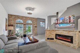 1033 NE 17th Way in Fort Lauderdale, FL - Foto de edificio - Building Photo