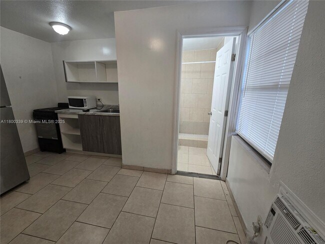 1376 NW 103rd St in Miami, FL - Building Photo - Building Photo