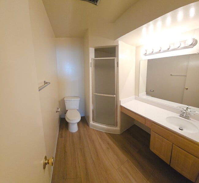 Jacaranda Apartments in Sherman Oaks, CA - Foto de edificio - Building Photo