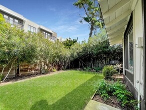 933 Miramonte Ave in Mountain View, CA - Building Photo - Building Photo